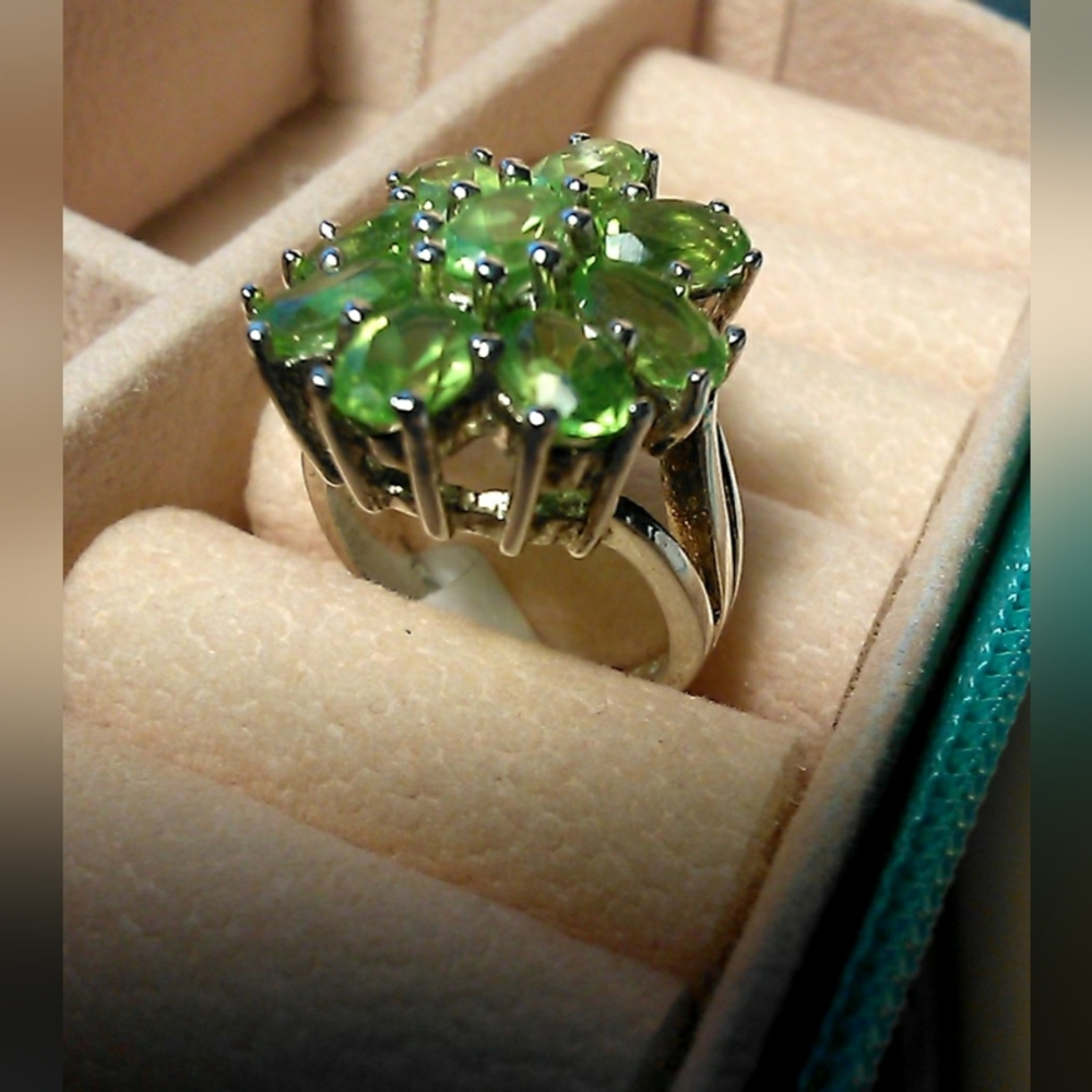VINTAGE STERLING 925 SILVER RING W/ 9 LIGHT GREEN OVAL PERIDOT  SZ. 5 BEAUTY - Picture 11 of 11